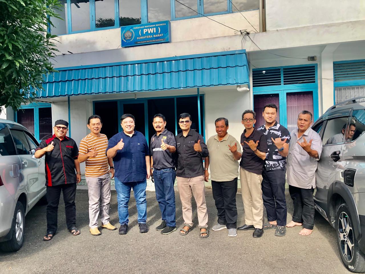 Irwan Sangor foto bersama dengan Ketua dan Pengurus PWI Sumbar